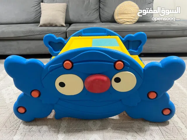 طاولة اطفال بكراسي وهزاز