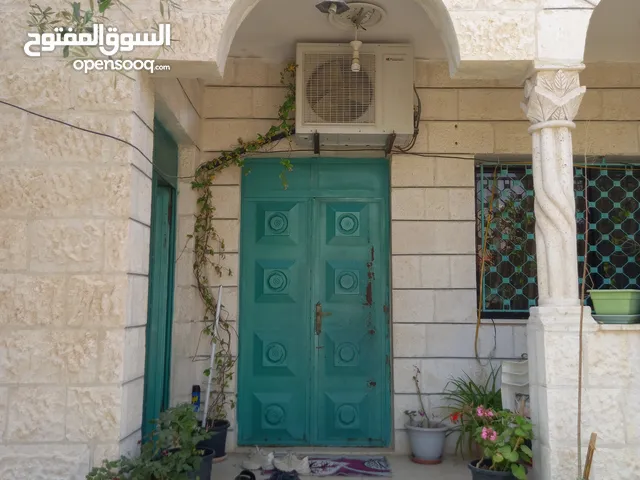بيت مستقل مكون من ثلاث طوابق للبيع بسعر مميز