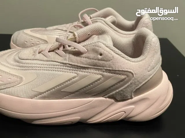 جزمة اديداس اصلية بحالة ممتازة