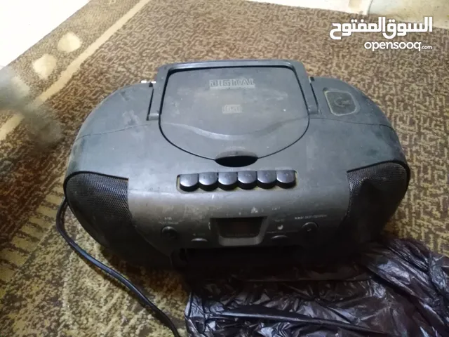 راديو قديم عدد 2 وسماعتين كمبيوتر في اشي شغال واشي بدو صيانه للبيع ب 30 دينار فقط