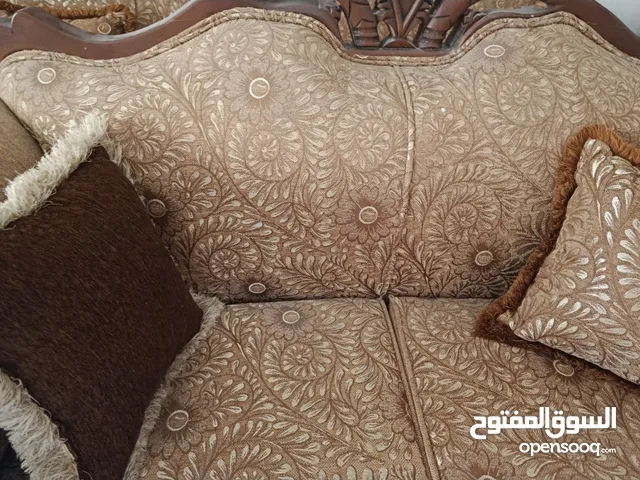 طقم كنب بحالة ممتازة مع طاولة وسط خشب زان