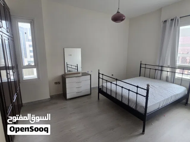 غرفه ماستر واسعه جدا بالنادي السياحي اول ساكن  لفتاه ملتزمه وغير مدخنه  (فقط)