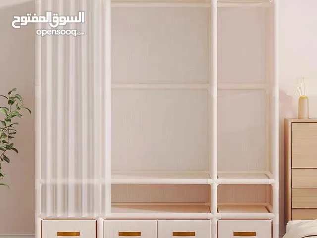 خزانة ملابس عصرية مع ستارة عصرية