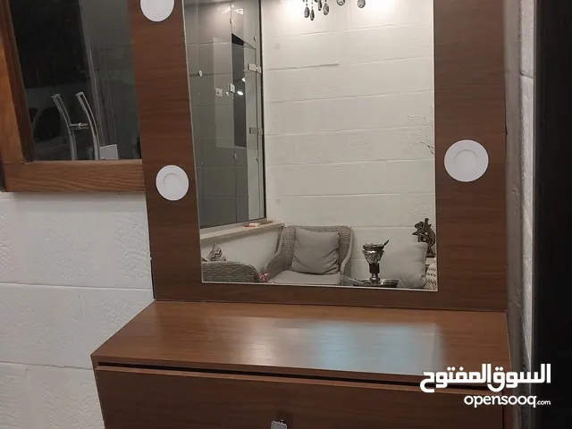 تسريحه مع جرار ومرآه مضيئه  لون بني