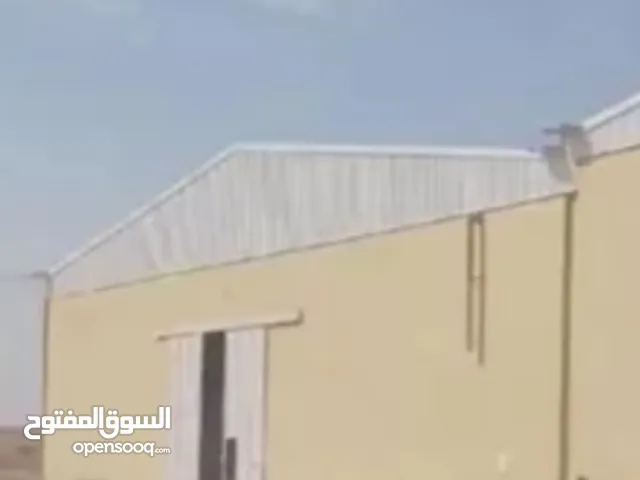 يتوفر. مبنا مساحة واسعة مع فناء خارجي مجهز بهنقر حديد جاهز ليكون مساحة إضافية يوجد كهربا ومدخل خاص