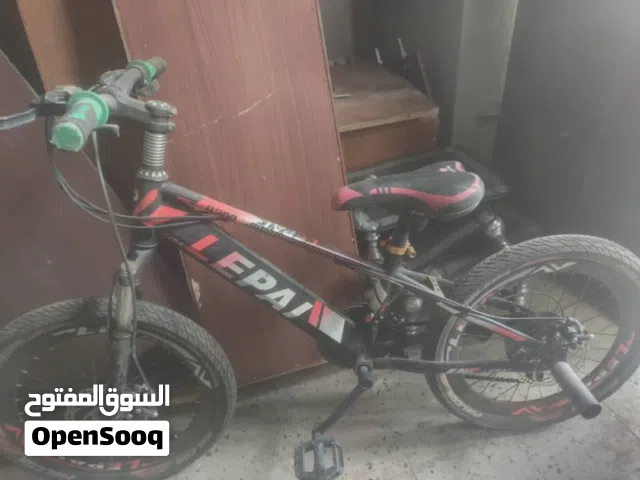 ثنتين دراجات هوائيه الاولى تعاشيق والثانيه عادي كوبرا مقاس 20