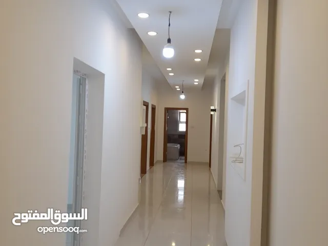 مبنى إداري 3دوار تشطيب حديث للإيجار على البحر رئيسي طريق الشط بعد مصحة يشفين 40 دار