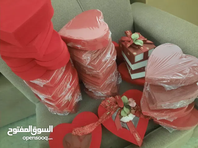 بيع بالجملة ،سلال متنوعه و علب  شكل قلب