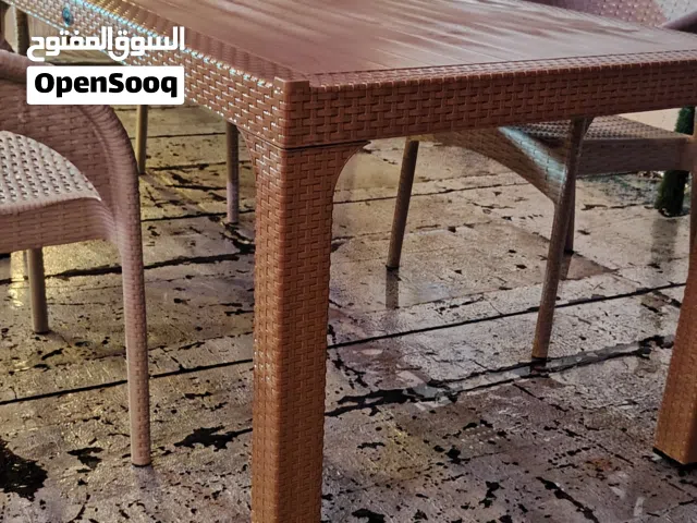 ميز حديقه مع ثلاث كراسي