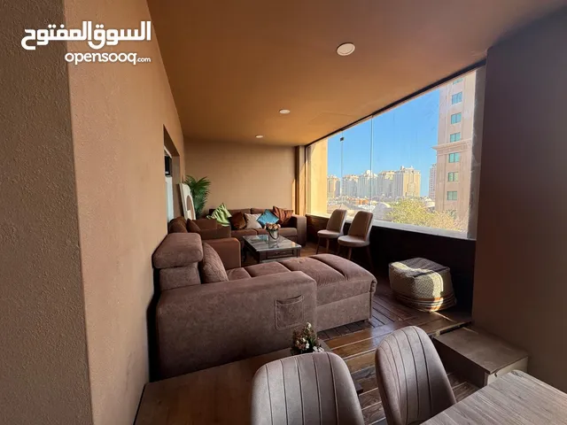 شقة بالؤلؤة بالبرج 3 مكونة من غرفة و صالة و غرفة خادمة بإطلالة على البحر و المسبح سبر دلكس