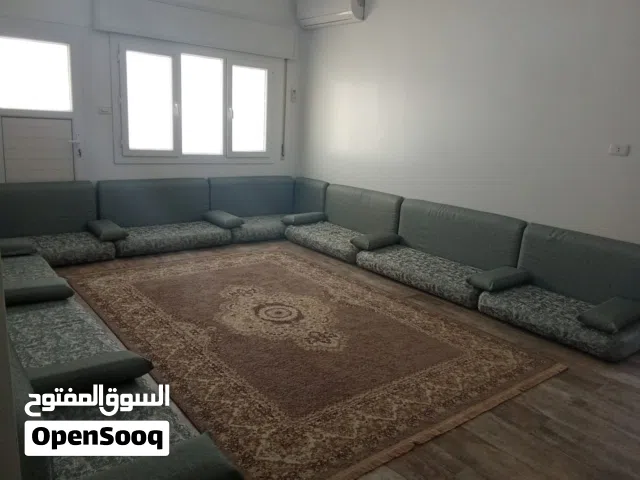 جلسة 13 فرشات بالمساند والوسادة نظاف كم في الصوره