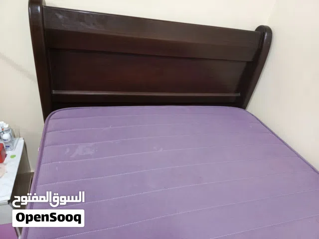 يوجد سرير حطب صناعه بحرينيه شبه جديدة استعمال فترة قصيرة