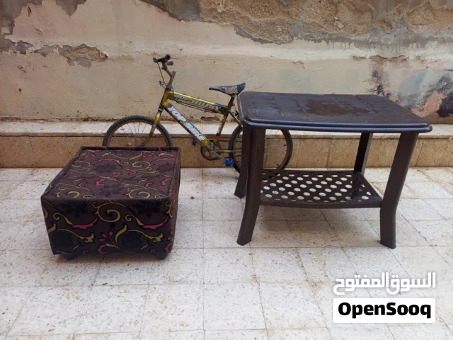 للبيع طاولة عدد2 وبسكليت  مقاس 23