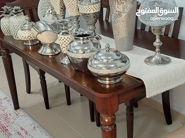 طاولات حرف يدوي من الرخام و مزينه بالكرستال الزجاجي تظيف اناقه لغرفه المجلس مع مجموعه من الاكسسوارات