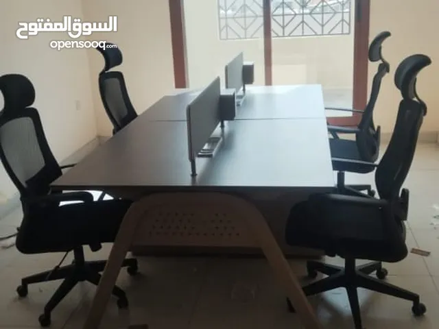 مكتب عدد 2 وكراسي وارفف للبيع في دبي بحالة الجديد