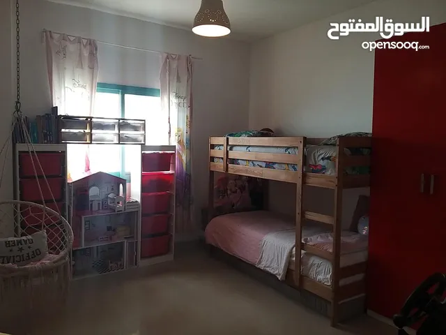 غرفه نوم اطفال مع خزانات متفرقه وبوكسات للالعاب والتخزين