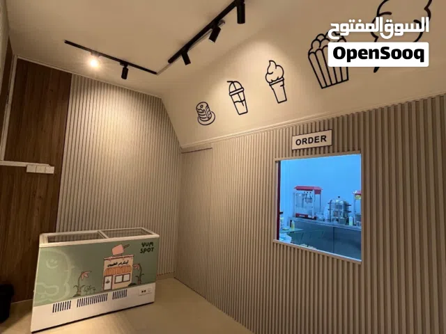 للبيع معدات محل ايسكريم وعصائر نظيفة جداً