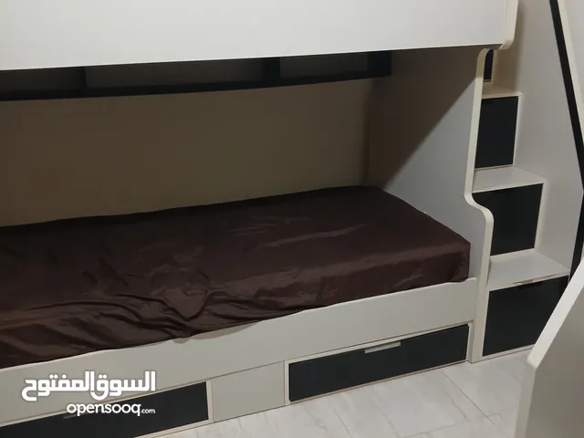 تخت طابقين مستعمل 5 سنين يحتاج القليل من الصيانة - الخشب قوي ويتحمل - البيع بدون الفرشات