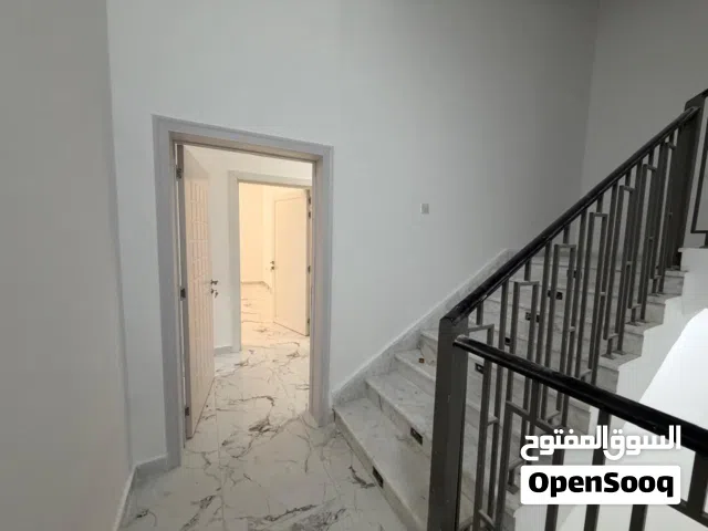 شقه عباره عن ثلاث غرف ماستر وموزع كبير مع مطبخ نظامي للإيجار السنوي مدينه الرياض