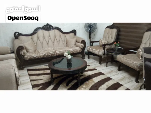 للبيع جلايه طقم كنب مع الطربيزه الكبيرة الوسطيه