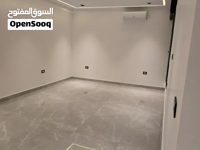 شقة جديدة ممتازة للإيجار حي الأندلس .
