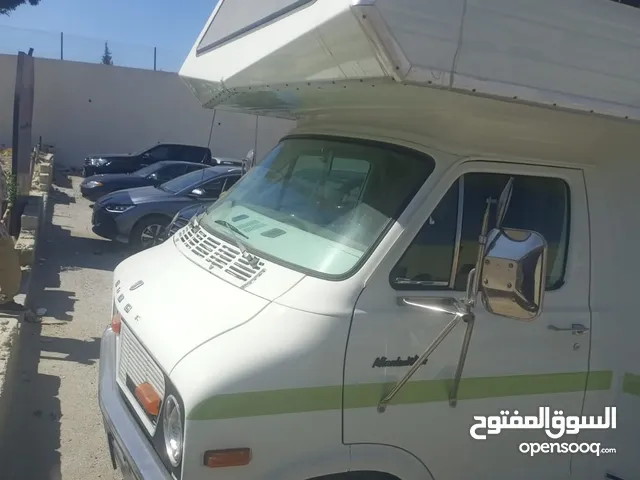 كرفان 1973 كلاسيك نوع دوج مجهز بالكامل من الداخل شاشات وغرفة سفره و سرير وحمام وغاز وثلاجه ومايكرويف