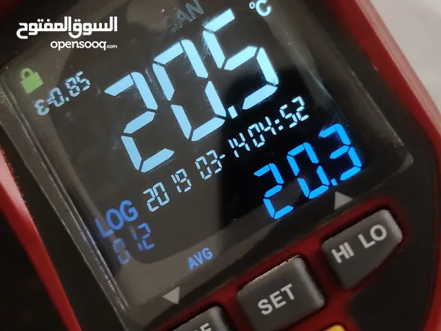 الجهاز هو UNI-T UT302D+ مقياس حرارة بالأشعة تحت الحمراء مع ليزر مزدوج