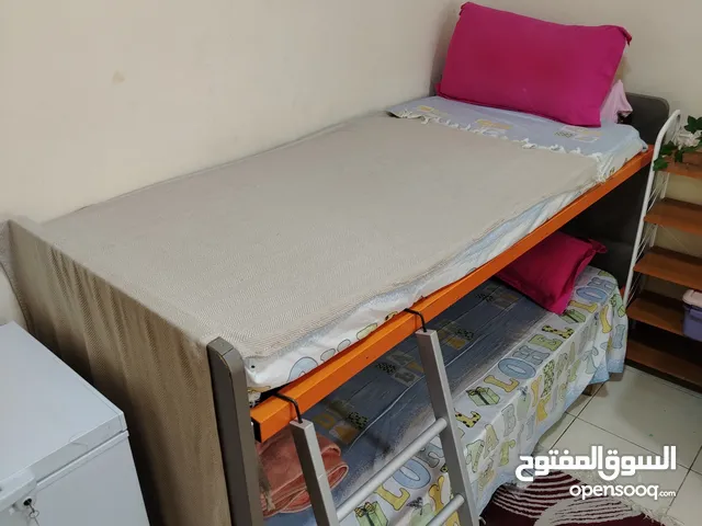 سرير مستعمل مكون من دورين مصنوع من الحديد و الخشب القوي