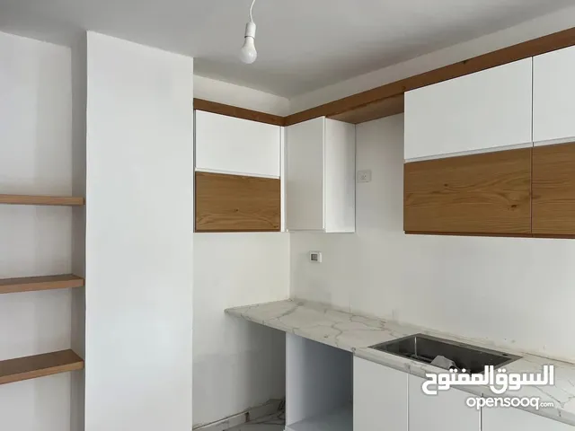 شقه فارغة للايجار فرب الكلية الأهلية وشارع ركب