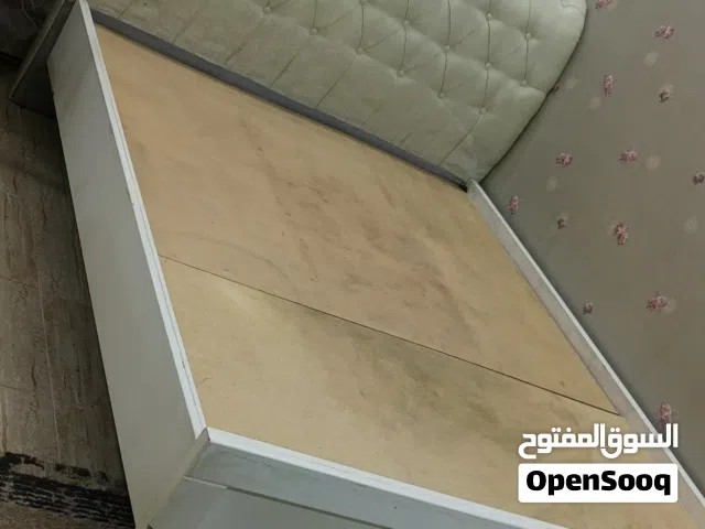 سرير قياس 150في 200بحالحه جيده جدآ لتواصل عبر الاتصال او واتس اب