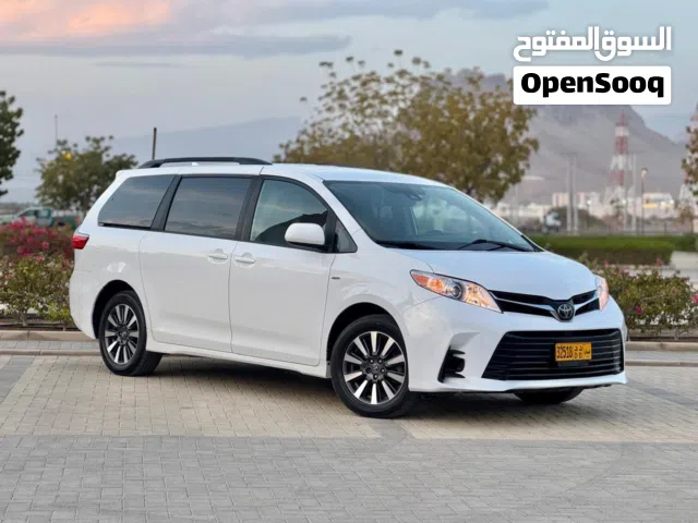 2019 تويوتا سيينا LE