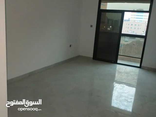 #11 فرصه جيده جدا غرفتين وصاله وثلاث حمامات+ غرفه وصاله 2 حمام الموقع الجرف 3 عجمان موقع مميز جدا