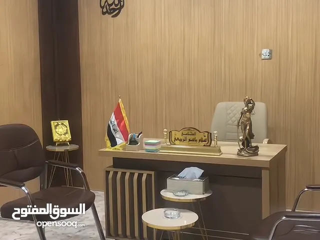 بيع سريع مكتب للبيع مع كراسي عدد اثنين جلد اللون جوزي استعمال خفيف نظيف جدا