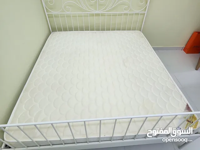 سرير مزدوج معدني مقاس 200×180 مستخدم للبيع.