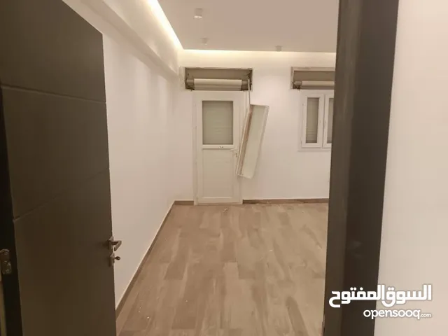 شقة مكتبيه دور الأول في شارع عمر المختار علي رئيسي مقابل محطة الوقود وملاصق لفندق توباكتس يوجد به ات