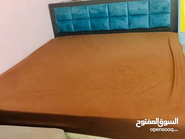 سرير بحالة الجديد تخت خشب متين مزدوج بحالة الجديد فرشه هديه