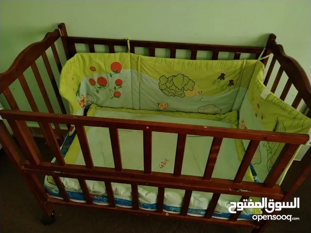 للبيع سرير بيبي بحالة ممتازة -