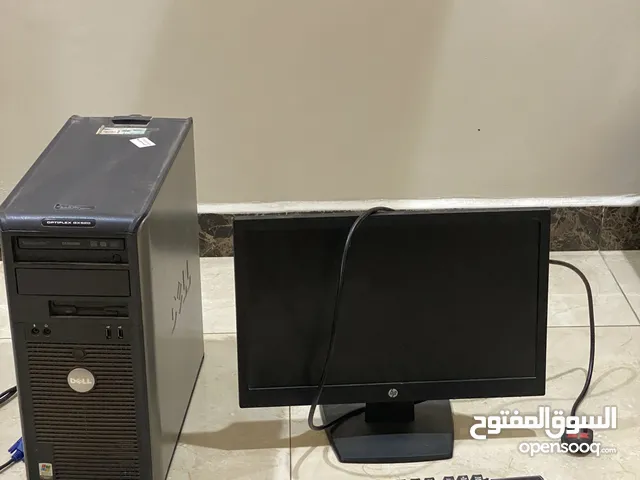 كمبيوتر مع ملحقاته ( لوحة المفاتيح و CPU )