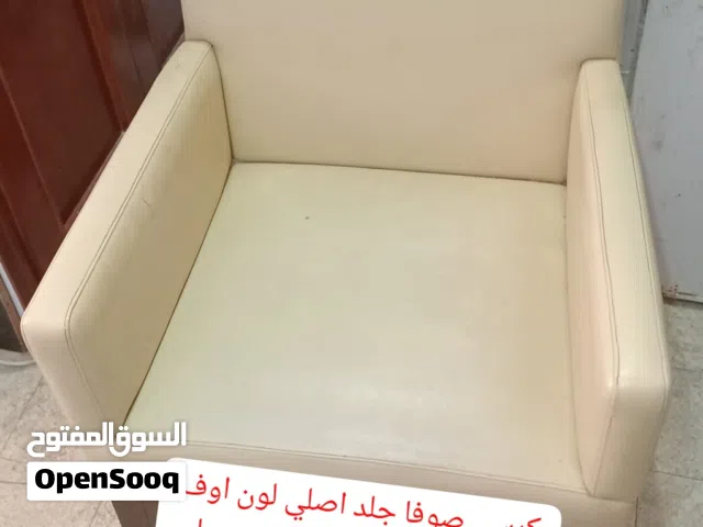 كرسي صوفا جلد اصلي لون اوف وايت مع خشب متين صلب
