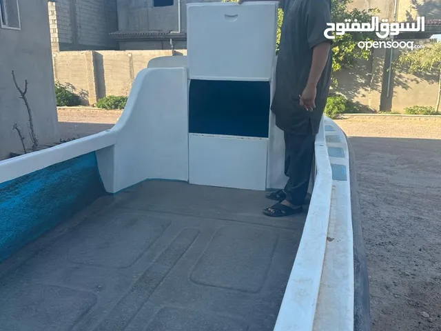 قارب للبيع