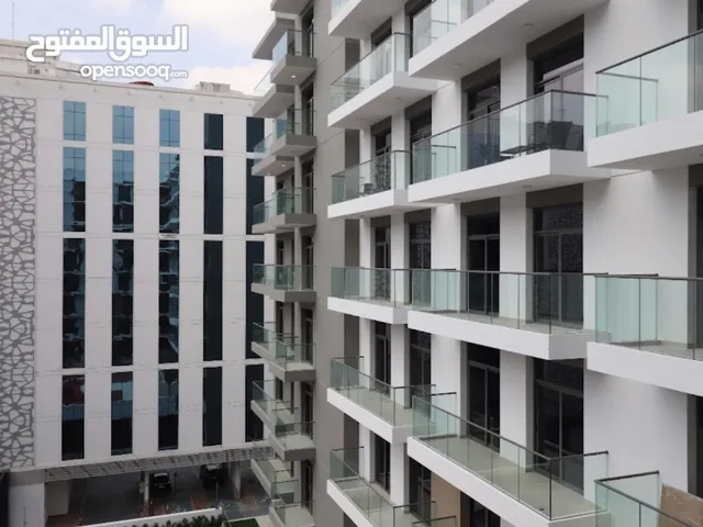 غرفه وصاله اول ساكن بنايه كامل الخدمات في اكثر المواقع حيويا في دبي