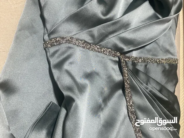 فساتين طويلة للبيع لبسة واحدة فقط بحال الجديد
