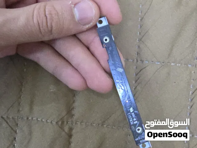 هذه مجموعة من القطع والمكونات الداخلية المستخرجة من أجهزة اللابتوب، وإليك وصفاً تفصيلياً لكل قطعة