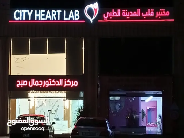 الرقم داخل الإعلان تصميم وتنفيذ الارمات بكل انواعها وطباعه وتلزيق الستكر والسي ثرو