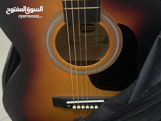 جيتار للعزف با اللون البني المحمر جديد كان مستخدم للزينه فقط فيه خدش صغير جدا من الأمام