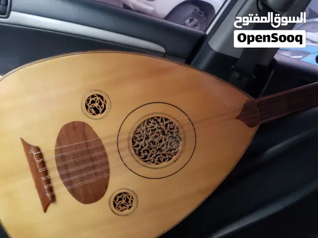 عود تركي نظيف وخال من العيوب ، مصنوع من خشب الجوز عام 1986 ، مجدد من خالد بيطار جده ،  مفاتيح ابنوس