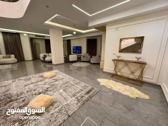 فيلا متشطبه بالكامل في اميز لوكيشن في القاهره الجديده بتمن شقه متخيل