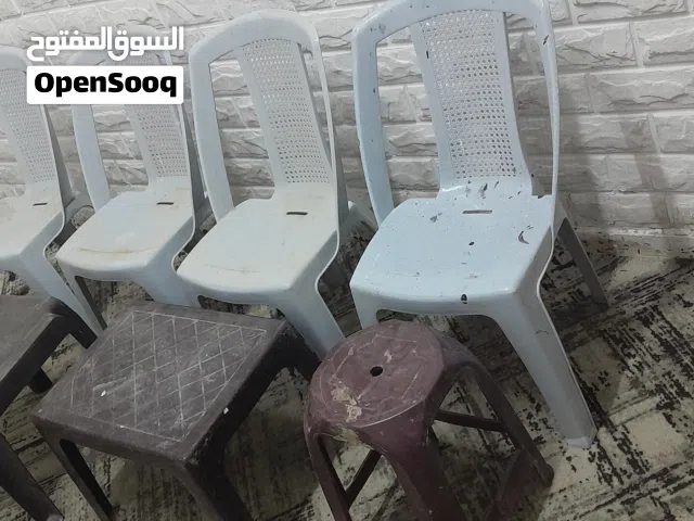 4 كراسي و طاولتين مستعملات بحاجة تنضيف الاصليات