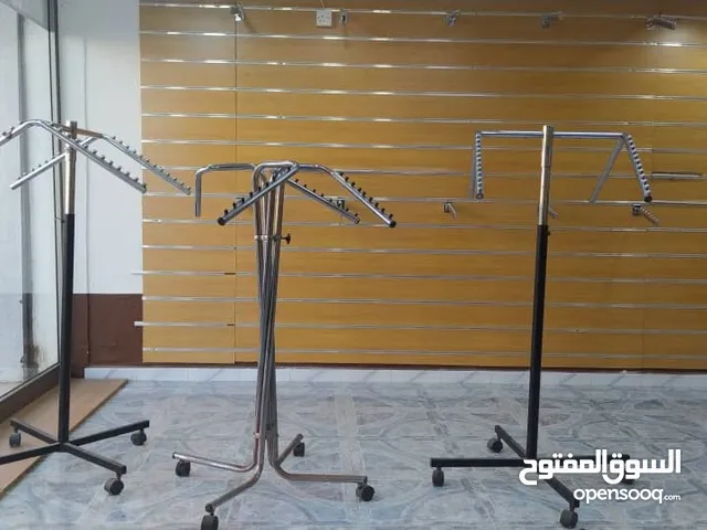 مستلزمات ديكور محل ملابس رجالي تشمل مانكينات- علاقات وطاولات استيل ديكور خشبي للعلاقات واجهات
