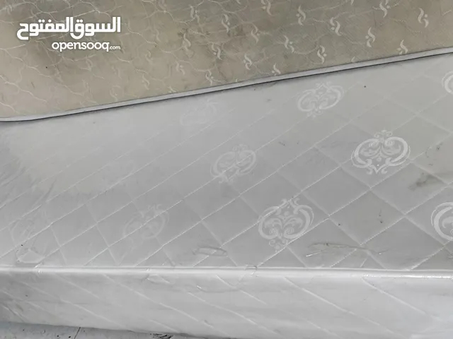 سرير فردى بحالة جيده( داخل كيسته) مع مرتبه طبيه